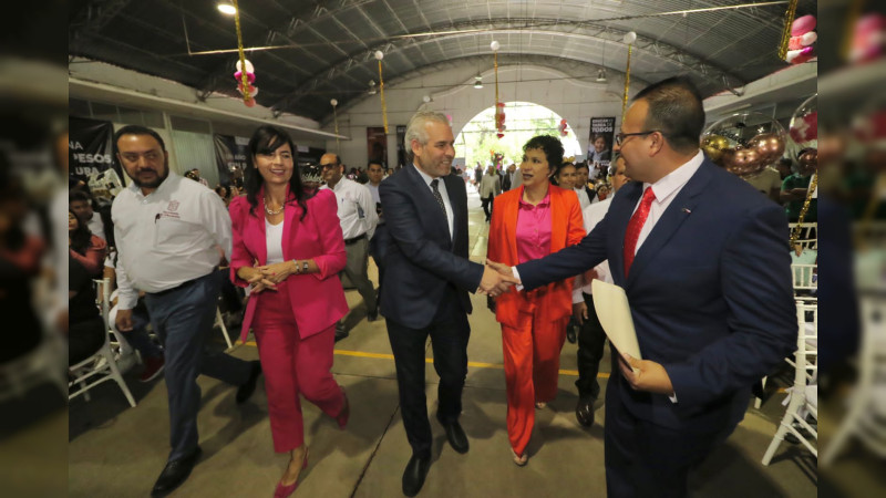 Ciclo escolar completo, gracias a la fuerza y vocación de las y los maestros: Bedolla