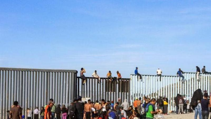 Documentan más de 50 casos de abusos a migrantes en la frontera de Texas 