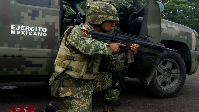 Elementos de SSP, Sedena, y GN confiscan armas de fuego y municiones, en Aguililla