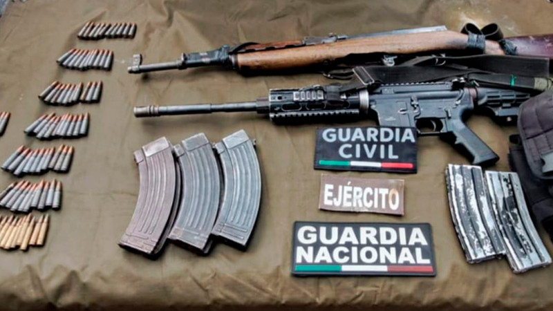 Elementos de SSP, Sedena, y GN confiscan armas de fuego y municiones, en Aguililla