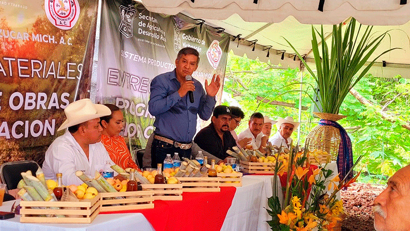 Entrega Sader apoyos a productores para modernizar infraestructura de riego 