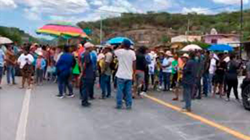 Bloquean la carretera federal Chilpancingo-Iguala, tras la desaparición de 4 pescadores  