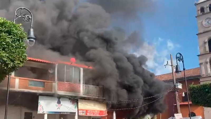 Se incendia edificio en plaza principal de Tingambato, Michoacán, se reporta fuera de control 
