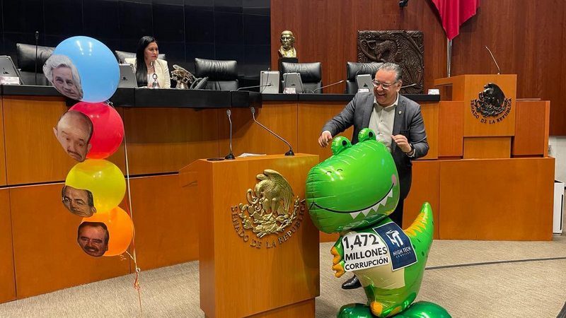 En debate sobre Xóchitl Gálvez, senador de Morena truena botarga y globos alusivos a la oposición 