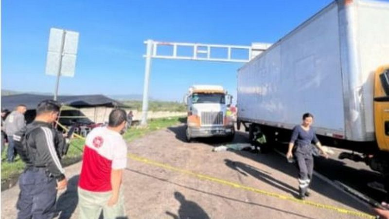 Tragedia: Tractocamión atropella y mata a tres empleados de grúa en caseta de Zinapécuaro