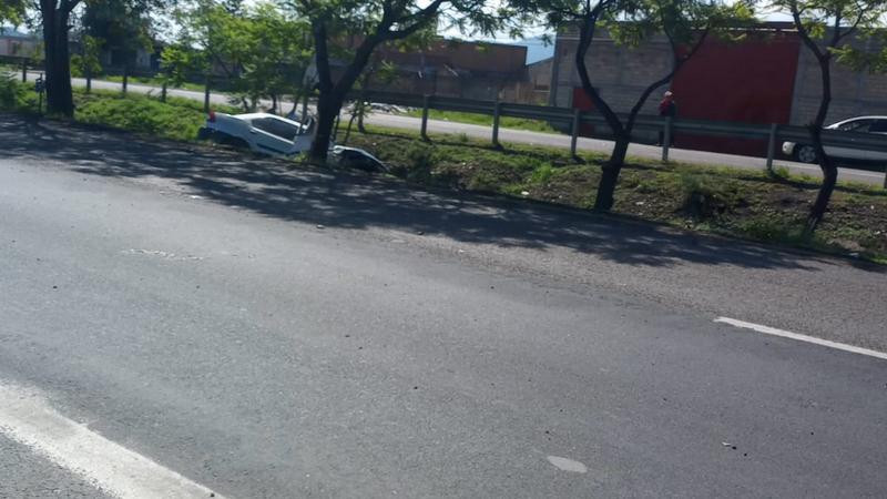 Se registra choque en la Morelia-Pátzcuaro; hombre queda prensado en su automóvil 