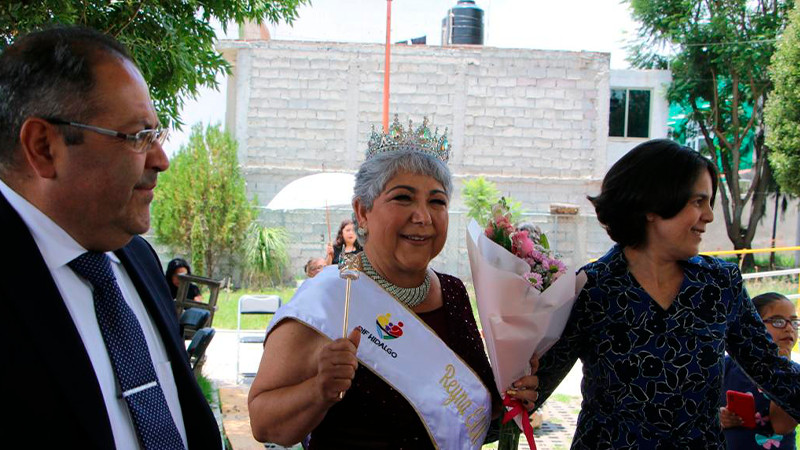 José Luis Téllez Marín y Graciela Guzmán Bucio, coronaron a la reina de la edad de oro de La Estancia del Adulto Mayor, Yolanda Pérez Avilés
