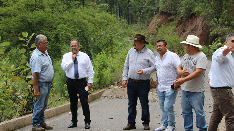 Edil de Ciudad Hidalgo, Michoacán acudió a verificar los daños de la carretera San Antonio-El Devanador debido a las fuertes lluvias 