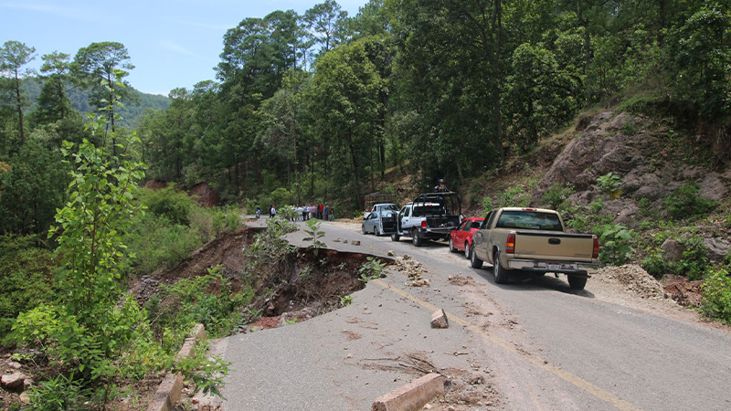 Edil de Ciudad Hidalgo, Michoacán acudió a verificar los daños de la carretera San Antonio-El Devanador debido a las fuertes lluvias 