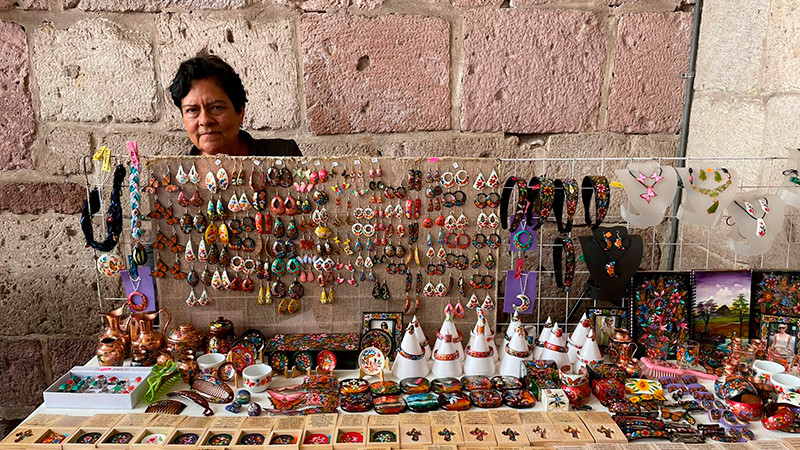 Instala IAM muestra artesanal frente a la plaza Valladolid de Morelia