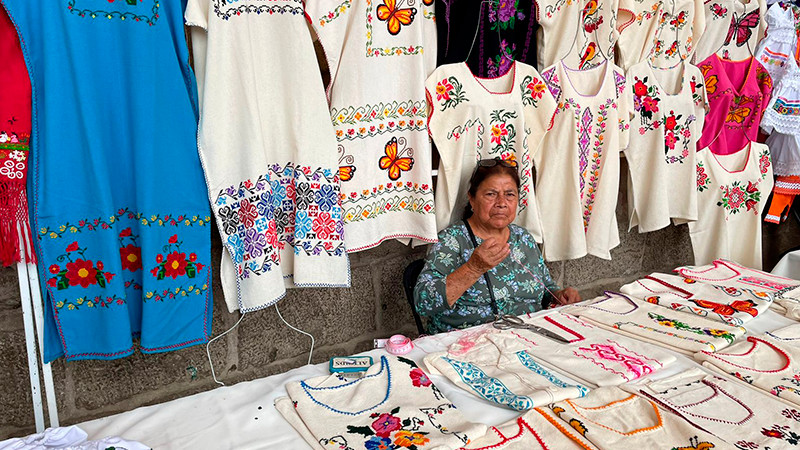 Instala IAM muestra artesanal frente a la plaza Valladolid de Morelia