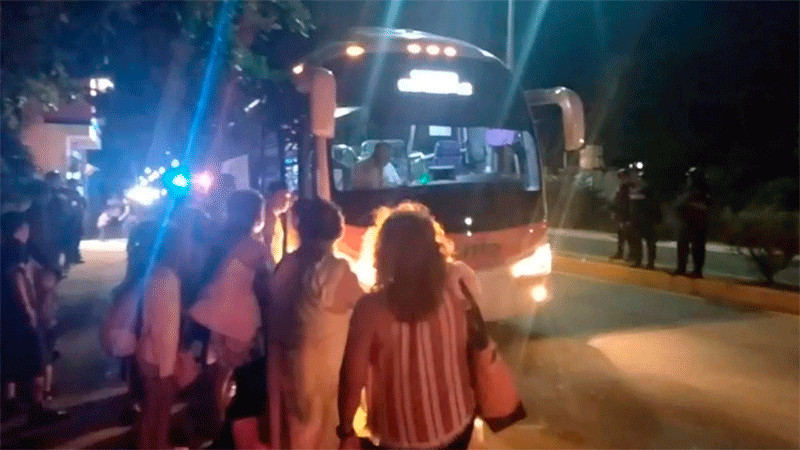 Sujetos con machetes intentan asaltar a pasajeros de autobús en Chemax, Yucatán 