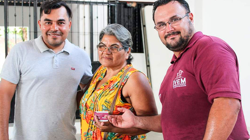 Entrega IVEM apoyos de vivienda a familias afectadas por sismo en Aquila