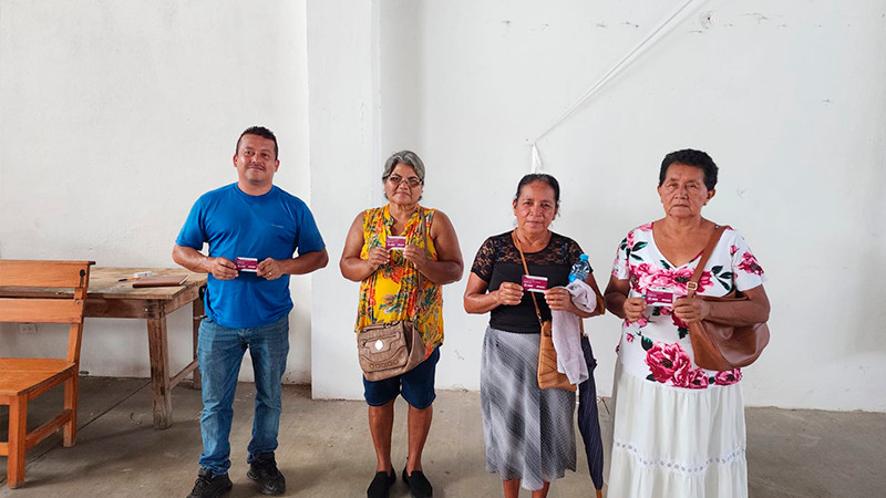 Entrega IVEM apoyos de vivienda a familias afectadas por sismo en Aquila