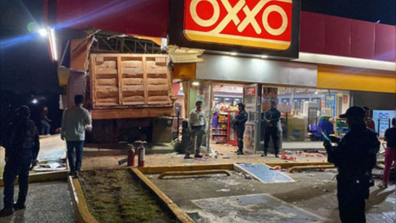 Camión se estrella contra Oxxo y deja tres personas lesionadas en Veracruz 