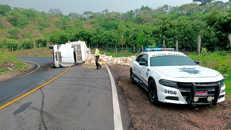 Asegura Tránsito y Movilidad del Estado camión robado con violencia en Los Reyes, Michoacán 