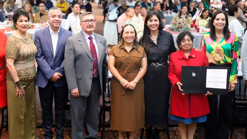 Reconoce SEE a 455 docentes que dedicaron su vida a la educación 