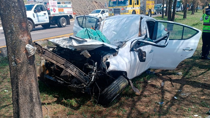 Mujer estrella y vuelca su automóvil en un camellón de la Morelia-Salamanca, solo sufrió algunos golpes