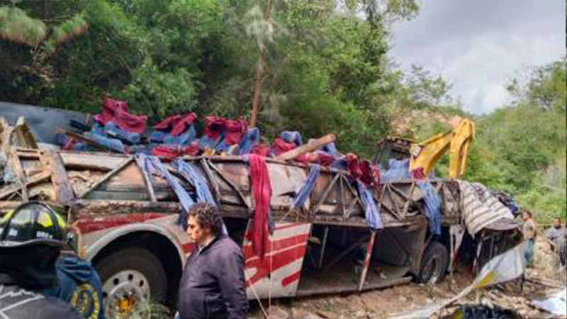 Sube a 30 el número de muertos por volcadura de autobús en carretera Magdalena Peñasco, Oaxaca 