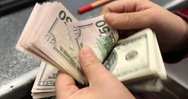 El dólar cierra la jornada en 18.45 pesos en bancos 