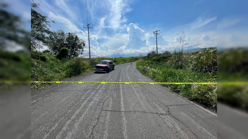 Funesto Accidente en Turicato, Michoacán: Joven Fallecido y Otro Lesionado tras Choque de Motocicleta con Camioneta 