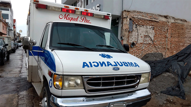 Auxilian bomberos de Zitácuaro, Michoacán a personas heridas en accidente 