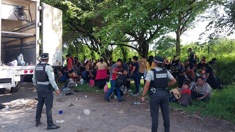 Rescatan a 148 migrantes que se encontraban hacinados en camión de carga en carretera de Veracruz