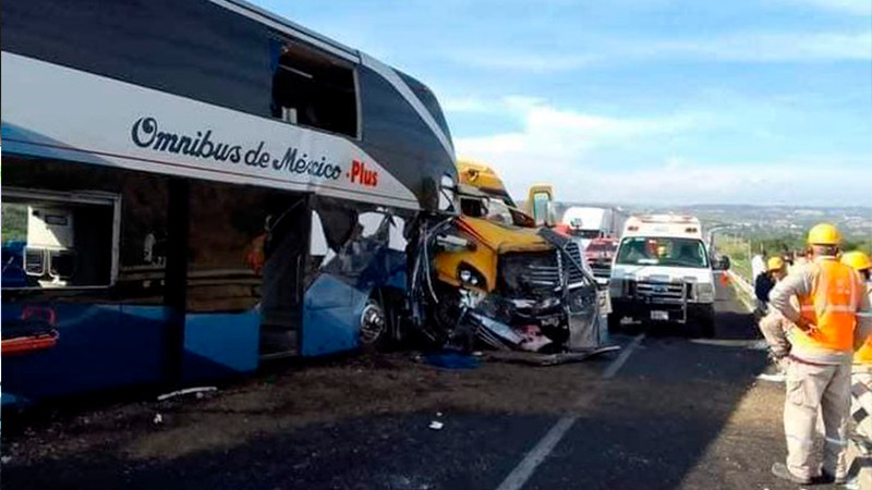 Accidente entre tráiler y camión de pasajeros en Jalisco deja 20 personas heridas  