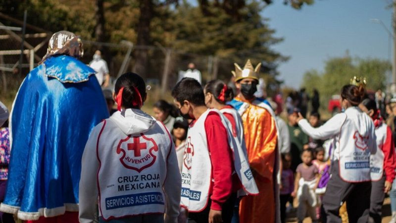 IJUM y Cruz Roja Juventud regalan juguetes en comunidades de Tiripetío 
