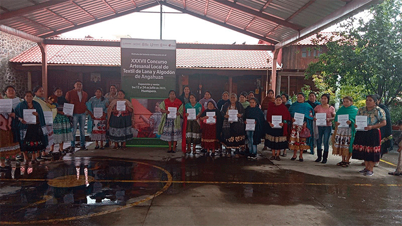 Galardonan a 31 artesanas textileras de Angahuan