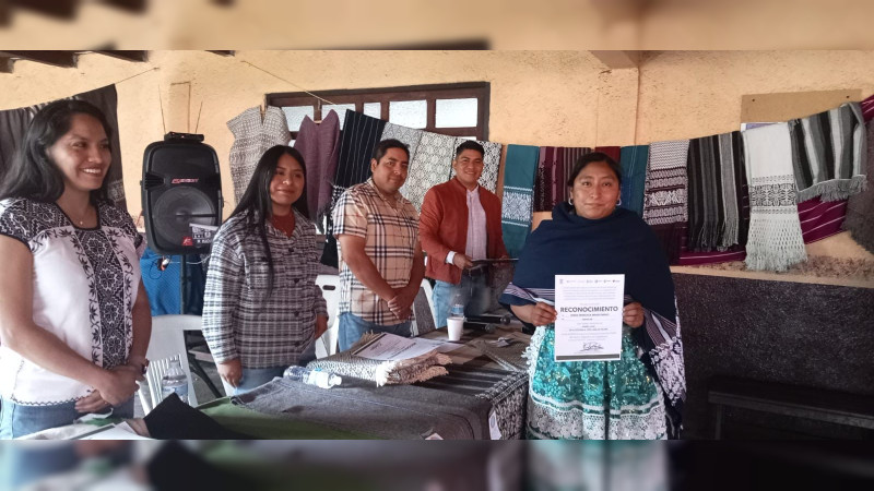 Galardonan a 31 artesanas textileras de Angahuan