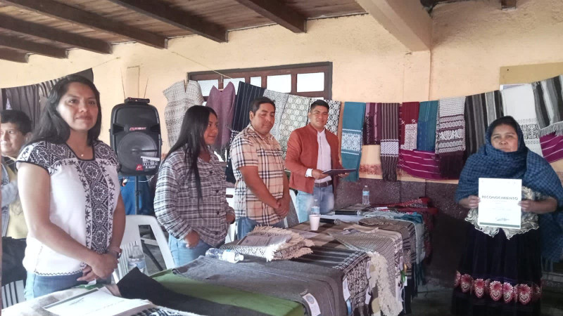 Galardonan a 31 artesanas textileras de Angahuan