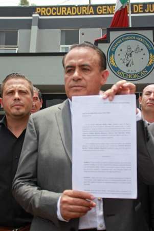 Presenta Pascual Sigala denuncia penal contra dirigente del PRI y un alcalde, por daños al honor 