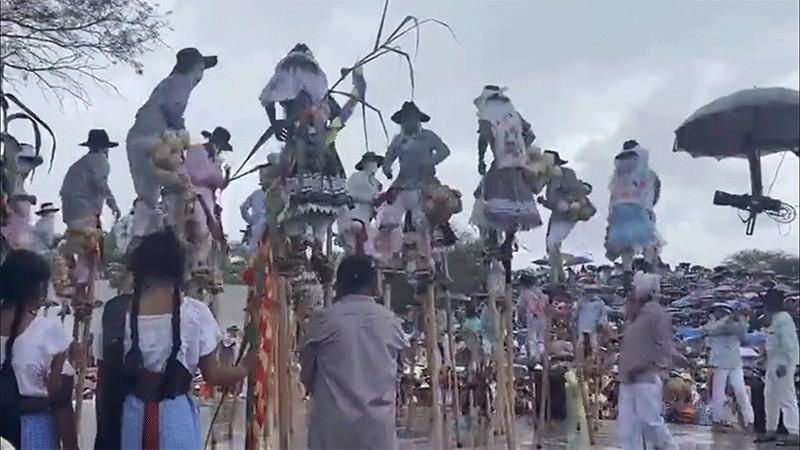 Se caen 20 integrantes de la danza de Los Zancudos en Guelaguetza de Zaachila, Oaxaca 