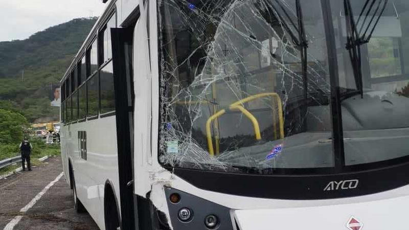 Chocan autobús de pasajeros y camioneta en la Morelia-Salamanca; tres personas resultaron heridas 