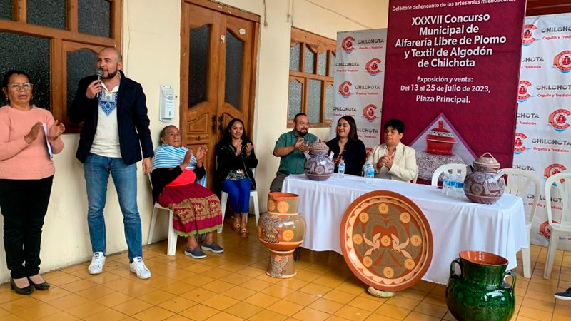 Premian a las mejores artesanías de alfarería y textil de Chilchota
