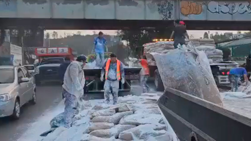 Vuelca camión con bultos de cal en la México - Pachuca; provoca caos vial 