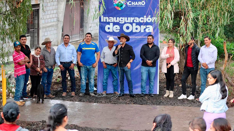 Entrega Chava Cortés 10 obras en Charo