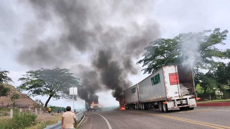 Hombres encapuchados queman vehículos en Chiapas; solo hubo daños materiales 