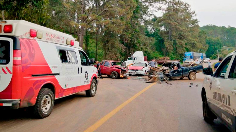 Carambola de tres autos en la Pátzcuaro-Tacámbaro, hay tres lesionados 