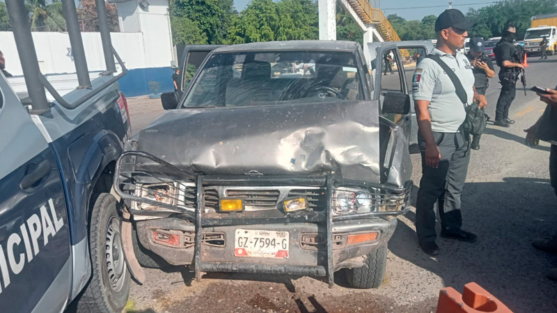 Por conducir a exceso de velocidad se estrella contra patrulla, en Lázaro Cárdenas, Michoacán