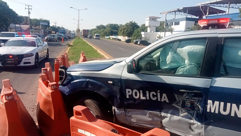Por conducir a exceso de velocidad se estrella contra patrulla, en Lázaro Cárdenas, Michoacán