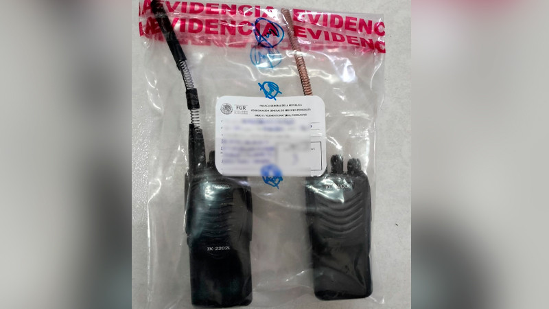 Elementos de la SSP y FGR aseguran un arma y drogas, tras cateo a inmueble en Zitacuaro