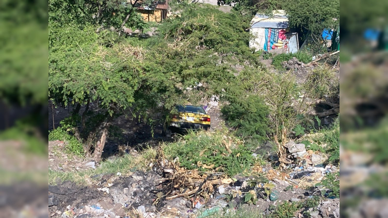 Taxi cae en barranco en Menchaca II, Querétaro 