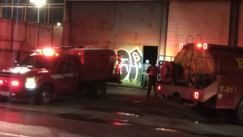Incendio consume bodega de tubos de PVC, en Celaya