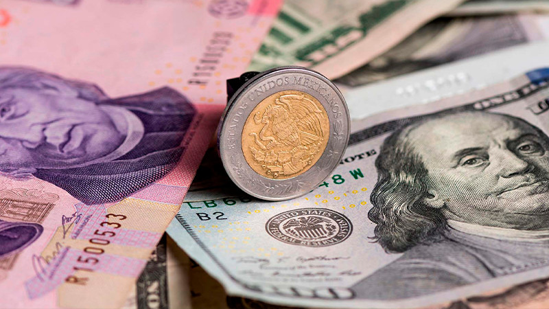 Peso Mexicano cierra julio con ligera perdida frente al dólar  