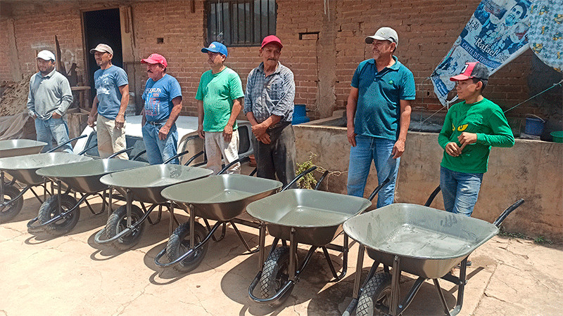 Ayuntamiento de Ciudad Hidalgo entrega 17 carretillas a alfareros y albañiles de la colonia la Mangana