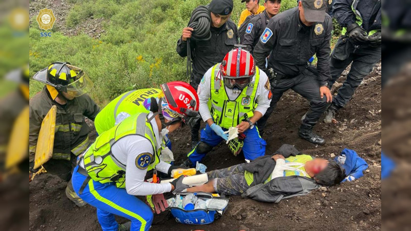 Rescatan a niño de ocho años que cayó en cráter de volcán de Xitle, en Tlalpan