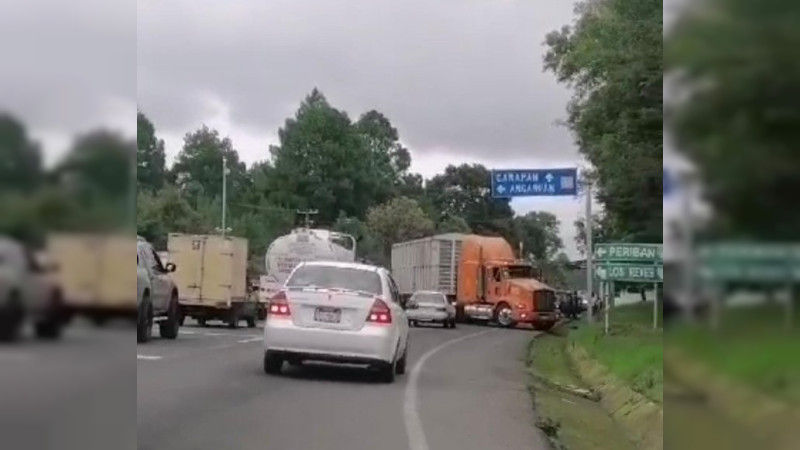 Comuneros de Capacuaro bloquean la carretera Uruapan – Los Reyes 