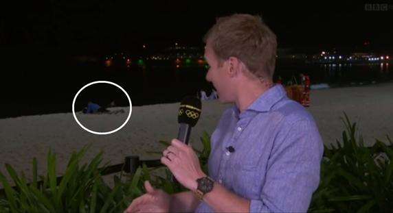 Graban a pareja teniendo sexo durante una transmisión en vivo de un reportero en Río de Janeiro  